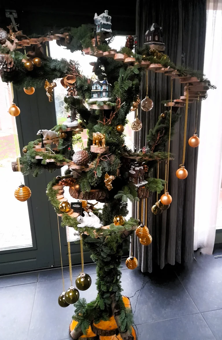 Hangende kerstdecoratie met kerstballen – Bloem en Atelier Floriante