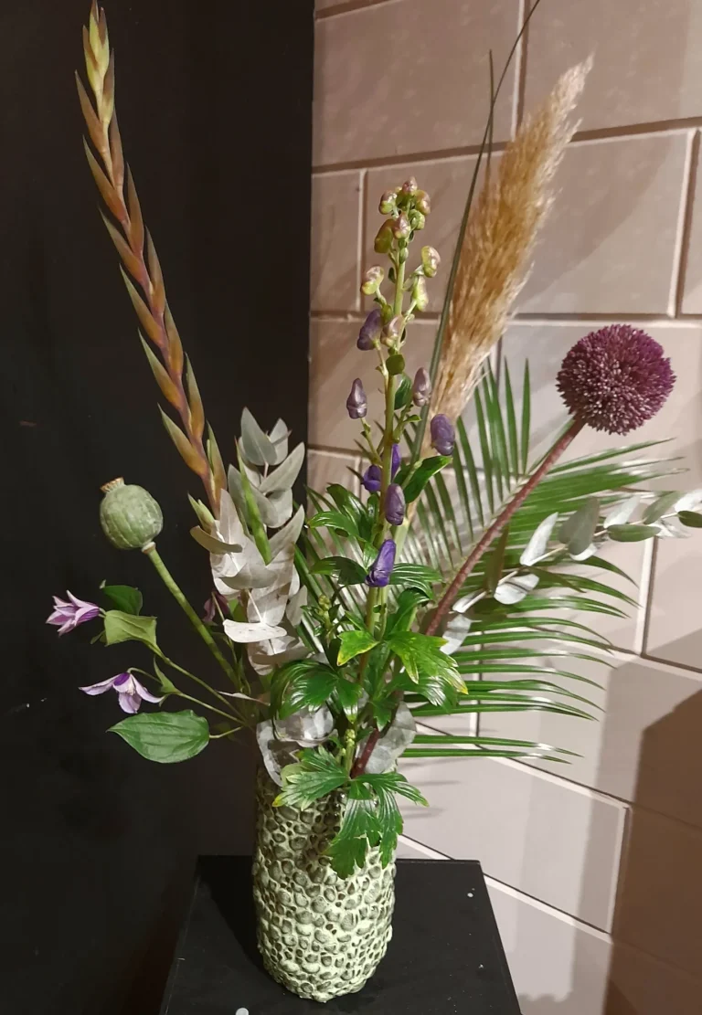 Hoog boeket met pluimen en allium in een vaas – Bloem en Atelier Floriante