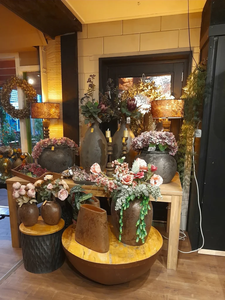 Presentatie van vazen met zijdebloemen in de winkel – Bloem en Atelier Floriante