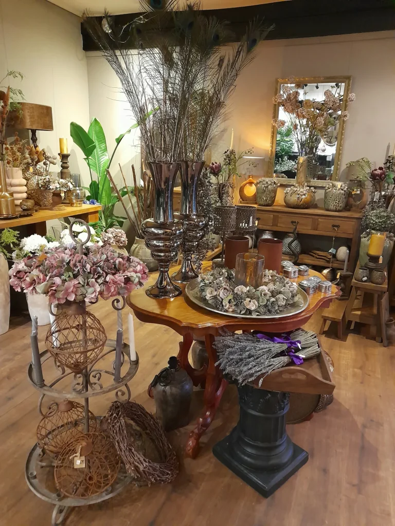 Ronde tafel met decoratie en droogbloemen in de winkel – Bloem en Atelier Floriante