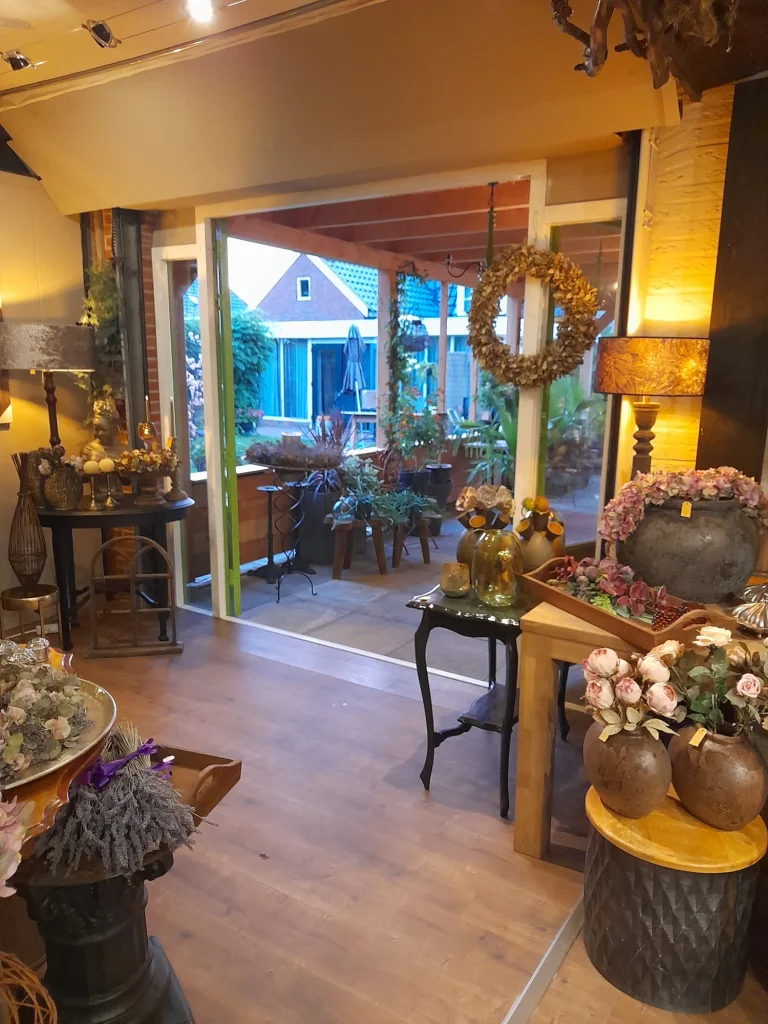 Winkel met lampen en woonaccessoires, met zicht op het terras – Bloem en Atelier Floriante